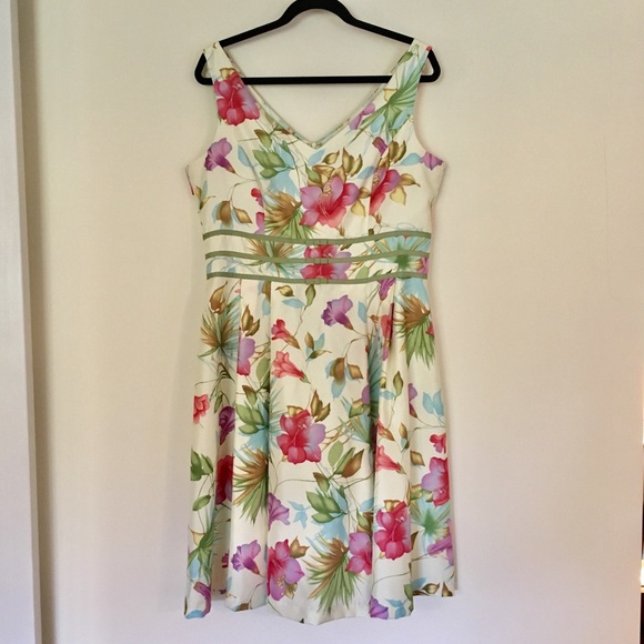Scarlett Dresses & Skirts - Pretty Floral Print Dress